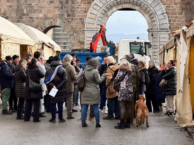 Pnrr, bancarellai di piazza Duomo non se ne vanno. “A rischio i finanziamenti”