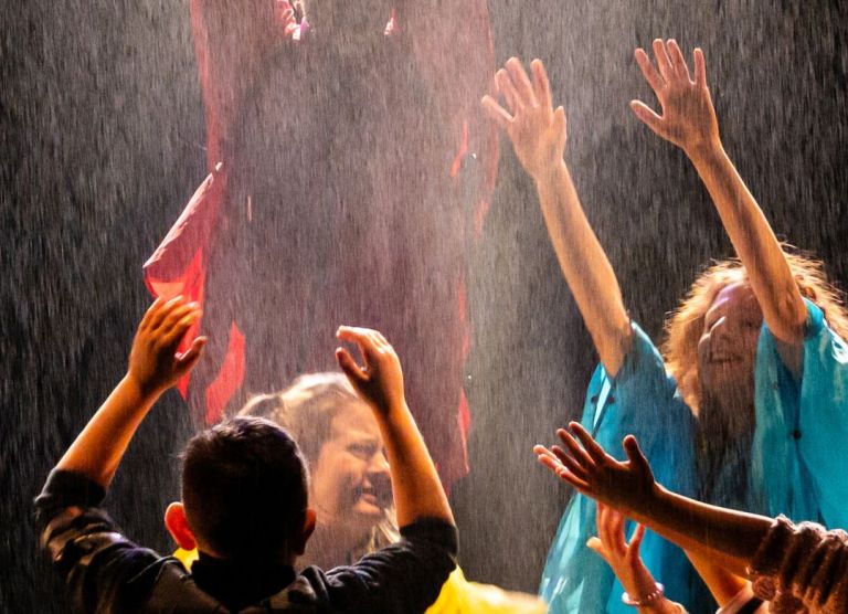 Dire, fare, baciare, lettera, testamento. A La Città del Teatro lo spettacolo dedicato a diritti e al gioco dei bambini