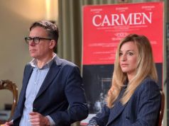 Venezi replica dopo le spillette: “Potevano metterci gli Swarovski”. La direttrice a Pisa per la Carmen