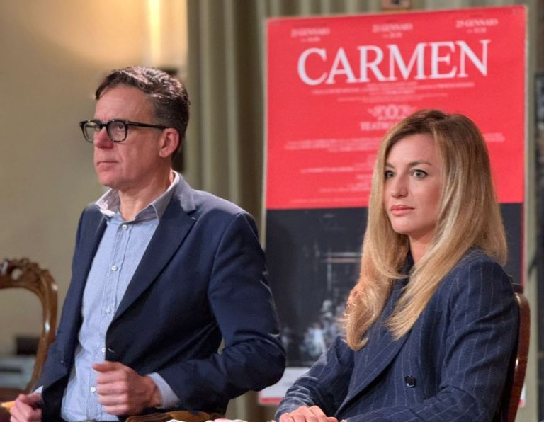 Venezi replica dopo le spillette: “Potevano metterci gli Swarovski”. La direttrice a Pisa per la Carmen