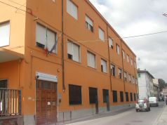 Spray al peperoncino a scuola, diversi studenti intossicati: una donna in ospedale