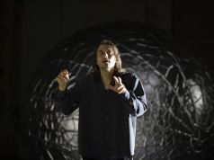 Luca Marinelli in La Cosmicomica Vita di Q, i testi di Calvino sul palco della Pergola