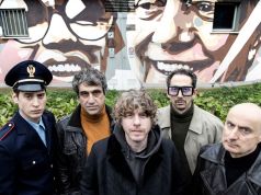 Lodo Guenzi sul palco de La Città del Teatro con Morte accidentale di un anarchico