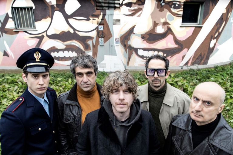 Lodo Guenzi sul palco de La Città del Teatro con Morte accidentale di un anarchico