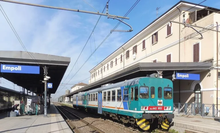 Morta la 22enne investita del treno: indagini in corso