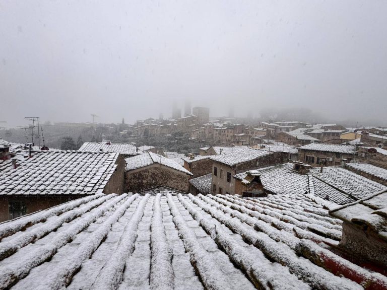 Epifania bianca in Toscana: neve abbondante su colline e Appennini, imbiancate anche le torri di San Gimignano
