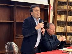 “Due stati, due democrazie”: Parenzo a Siena racconta ‘Lo scandalo Israele’ e la contestazione svanisce