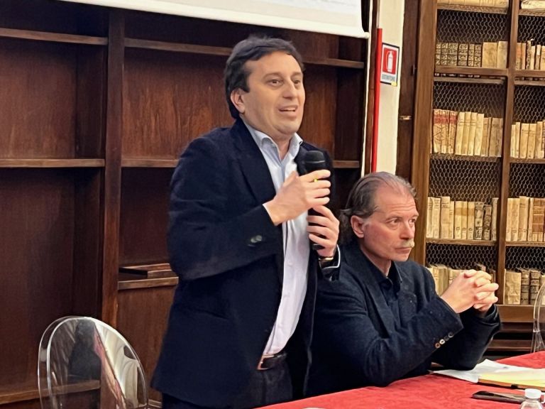 “Due stati, due democrazie”: Parenzo a Siena racconta ‘Lo scandalo Israele’ e la contestazione svanisce