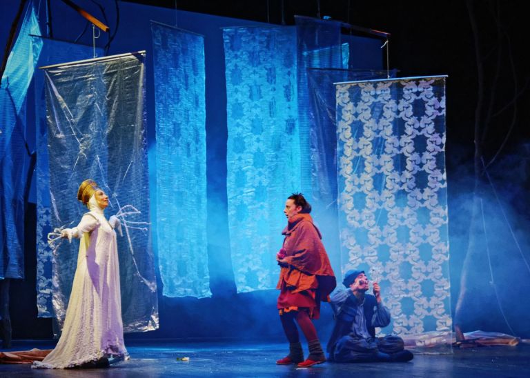 La Regina della Neve, la magia delle fiabe sul palco del Teatro Puccini