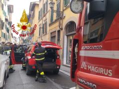 Incendio scoppiato dalla ricarica delle bici: due intossicati Vigili del fuoco in azione