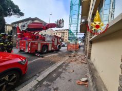 Crolla cornicione a Firenze, due persone ferite: area messa in sicurezza dai vigili del fuoco Vigili del fuoco