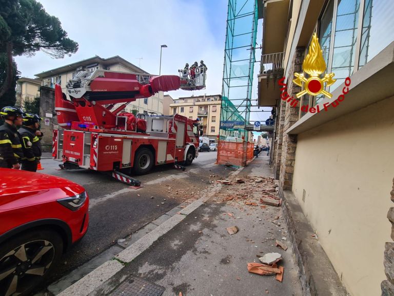Crolla cornicione a Firenze, due persone ferite: area messa in sicurezza dai vigili del fuoco