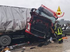 Incidente stradale sull’A1, auto invade la corsia: traffico bloccato Incidente