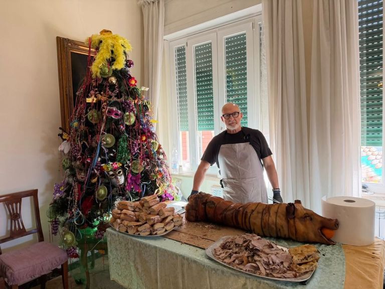 Il Carnevale che non si vede. Il rito viareggino delle case sul lungomare, bomboloni, porchetta e anarchia gentile