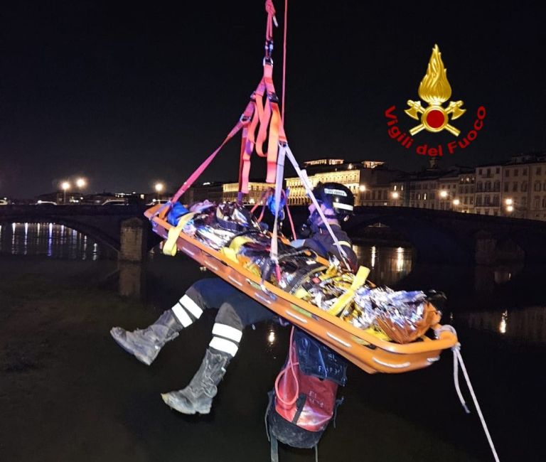 Recuperato 26enne caduto nell’Arno: salvato da un vigile del fuoco che passava per caso