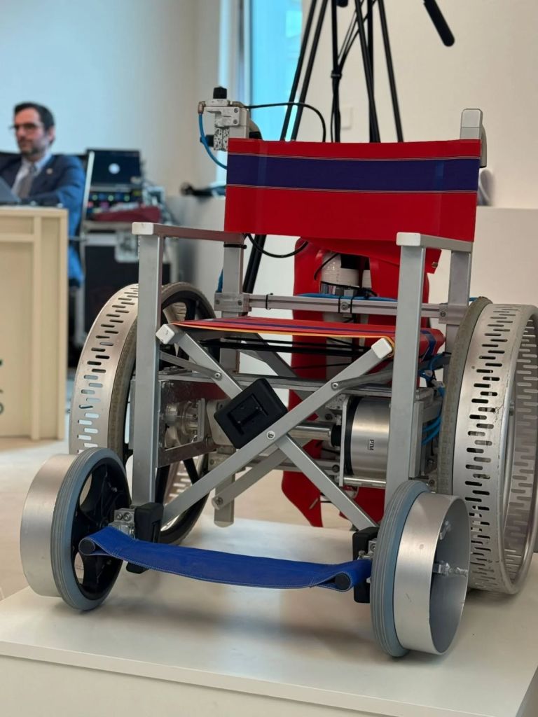 Dalla sabbia all’acqua senza barriere: CAB, la carrozzina sostenibile che cambia la balneazione