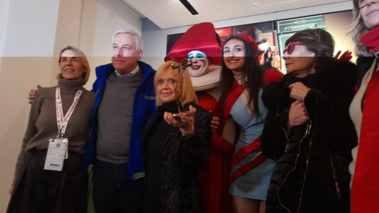 Carnevale. Rita Pavone accende Viareggio: Ondina d’Oro 2026 e l’inno che fa ballare la folla in maschera