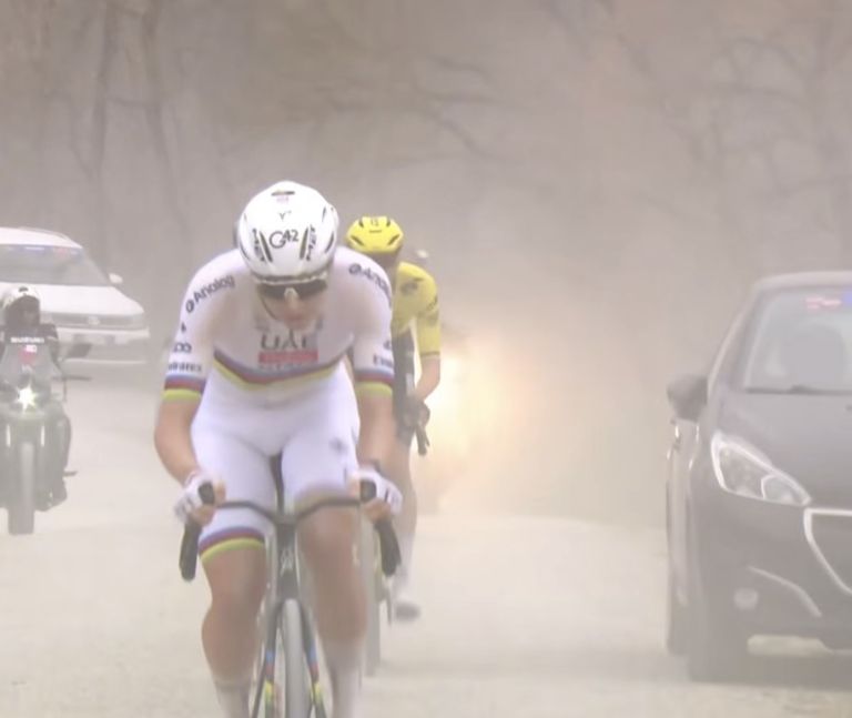 Pogačar re delle Strade Bianche. Scatto epico a Monte Sante Marie e trionfo in solitaria in piazza del Campo