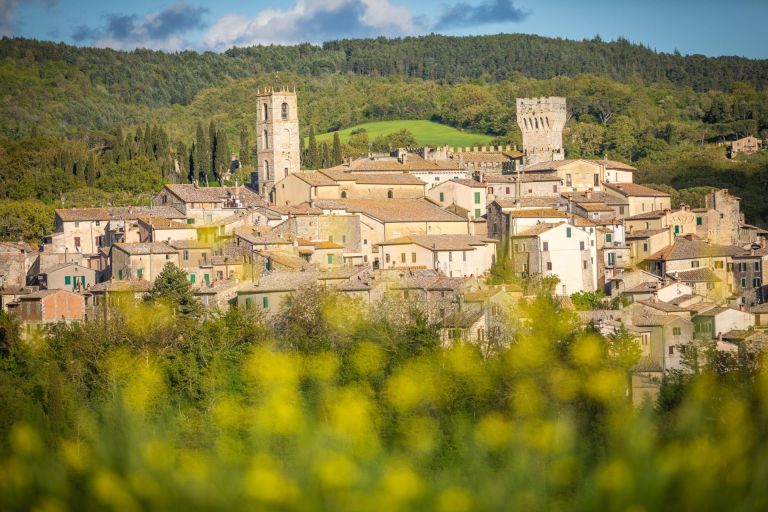 Tim Burton e Monica Bellucci: addio alla Toscana, venduta la villa incantata di San Casciano dei Bagni