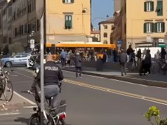 Borsa sospetta abbandonata scatena il panico, ma l’allarme bomba si rivela falso Polizia al lavoro per l'allarme bomba