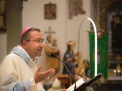 Offese al vescovo di Arezzo per la presenza alla festa di fine Ramadam: insorgono istituzioni e mondo cattolico