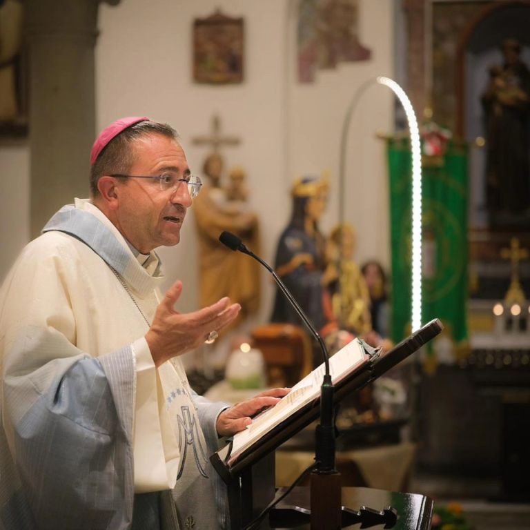 Offese al vescovo di Arezzo per la presenza alla festa di fine Ramadam: insorgono istituzioni e mondo cattolico