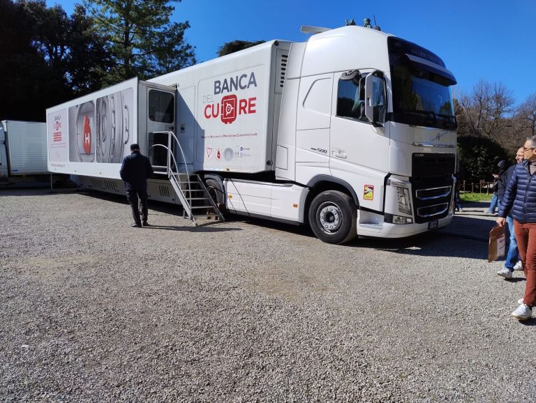 Salute cardiovascolare, a Siena fa tappa il truck “Banca del cuore”: prevenzione e screening gratuiti