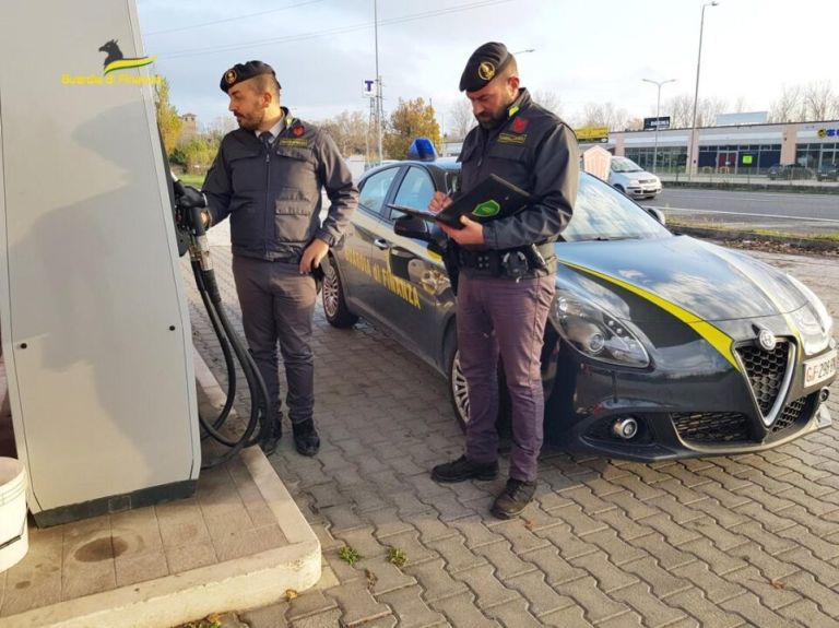Controlli a tappeto sui distributori, irregolarità e prezzi rialzati: fioccano le multe