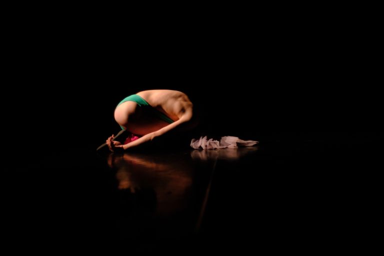 Kamikaze, il gioco interattivo per riflettere sulla società dell’intrattenimento sul palco del Teatro Cantiere Florida