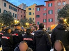 Tensione a Pisa: aperitivo di Azione Universitaria interrotto da contestazione antifascista, lanci di oggetti e bottiglie e intervento delle forze dell’ordine