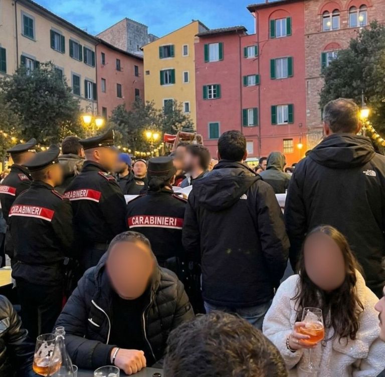Tensione a Pisa: aperitivo di Azione Universitaria interrotto da contestazione antifascista, lanci di oggetti e bottiglie e intervento delle forze dell’ordine