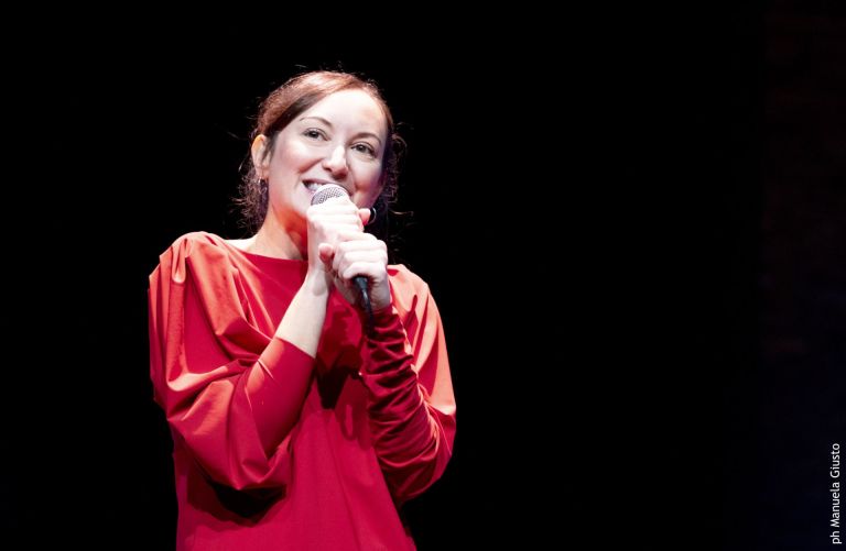 Molto dolore per nulla. Sul palco di Cascina Luisa Borini con il potente monologo sull’amore che fa male