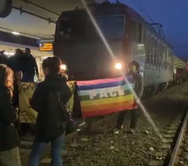 Pisa, manifestazione contro la guerra: bloccata la stazione centrale per un treno con mezzi militari