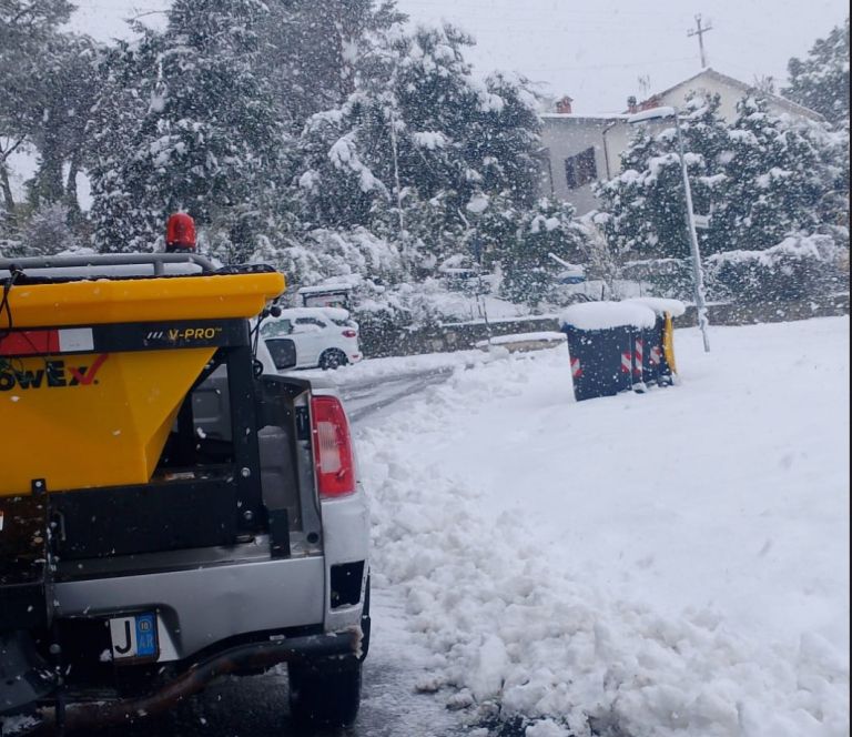 Toscana imbiancata: la neve porta gioia e disagi. Sull’Abetone impianti aperti