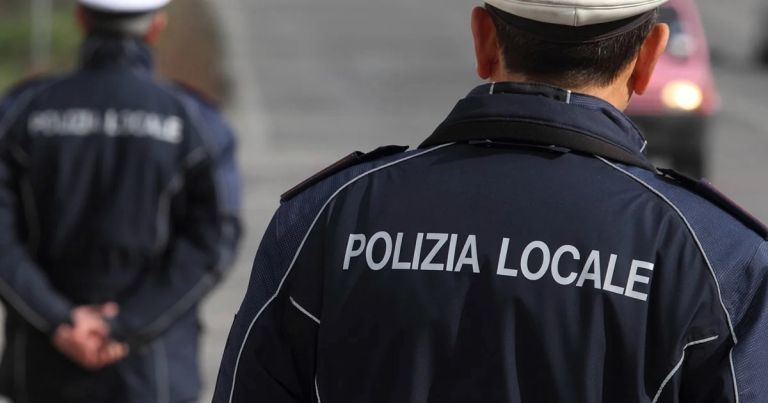 La polizia locale sequestra l’auto dell’assessore alla Municipale: era in divieto di sosta e con l’assicurazione scaduta