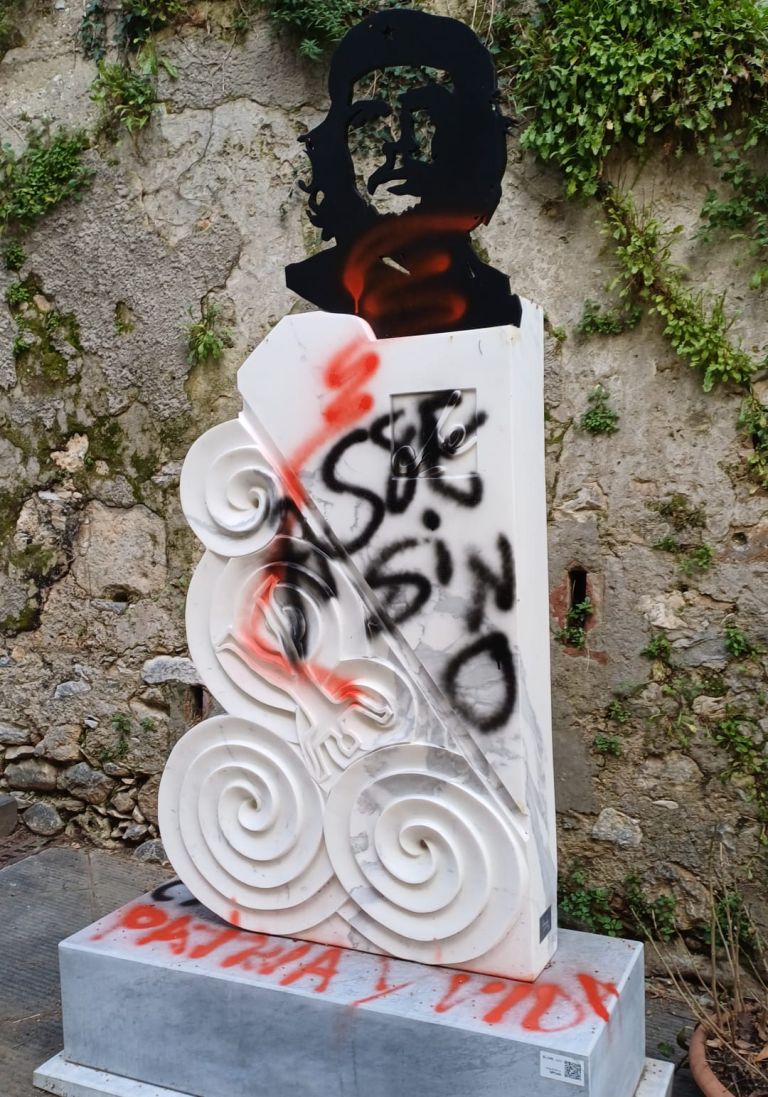 Imbrattata la statua di Che Guevara, il sindaco: “Il messaggio resta”