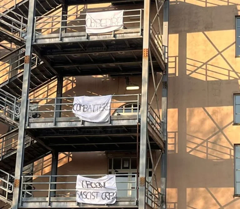 Striscioni di stampo fascista al liceo Cecioni: il preside denuncia. Diop: “Azione indegna”