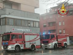 Incendio in un’abitazione di Palazzo Rota, morta una donna Vigili del fuoco in azione a Palazzo Rota
