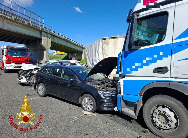 Incidente sulla Fi-Pi-Li. Carambola tra due auto, un furgone e un tir. Un morto