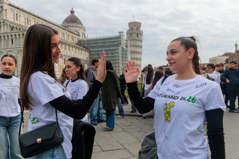 100 giorni alla maturità. Le tradizioni in Toscana e i riti scaramantici: come festeggiano i maturandi