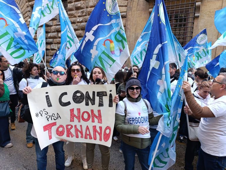 Sanità, manovra da 32 milioni. E in piazza monta la protesta degli infermieri dei Pronto soccorso
