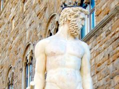 Si arrampica sulla statua del Biancone, danni per 5 mila euro: Firenze sempre più meta di bravate La statua presa di mira dai turisti stranieri