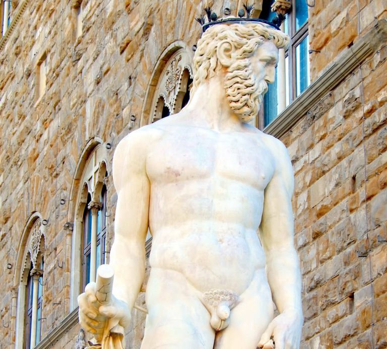 Si arrampica sulla statua del Biancone, danni per 5 mila euro: Firenze sempre più meta di bravate