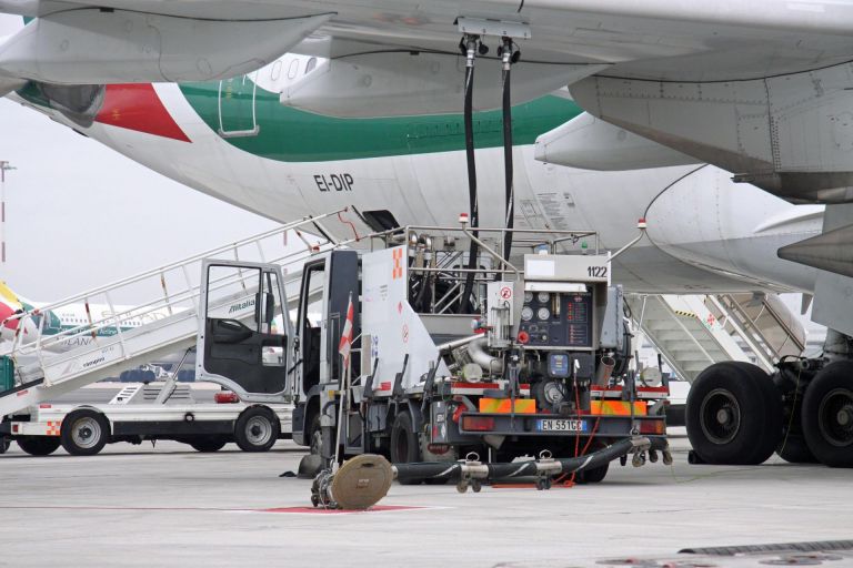 Aerei, cresce allarme carburante negli aeroporti. A Pisa primi problemi di rifornimento