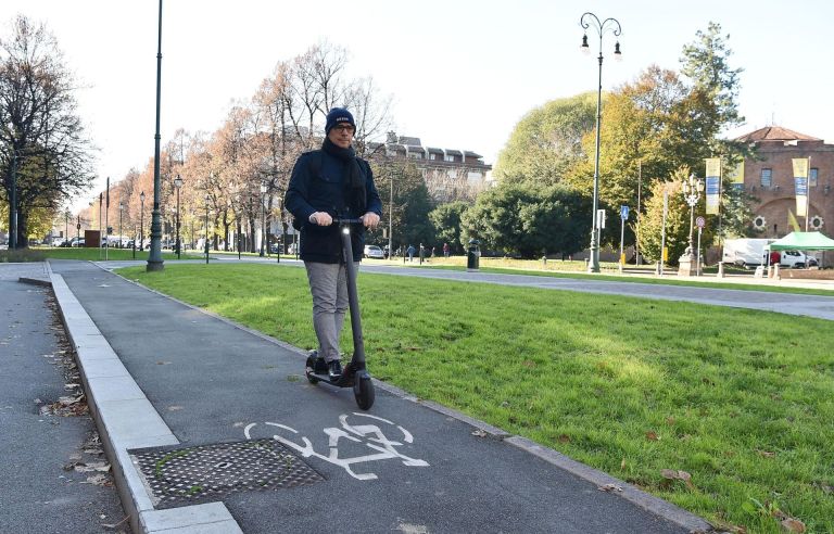 Monopattini e bici elettriche contro il crimine. Comune le adotta per Polizia locale