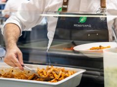 Tensione all’università, operatore della mensa colpito con il cibo da uno studente: insultato anche il personale