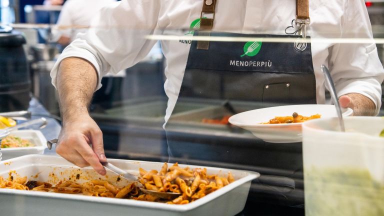 Tensione all’università, operatore della mensa colpito con il cibo da uno studente: insultato anche il personale