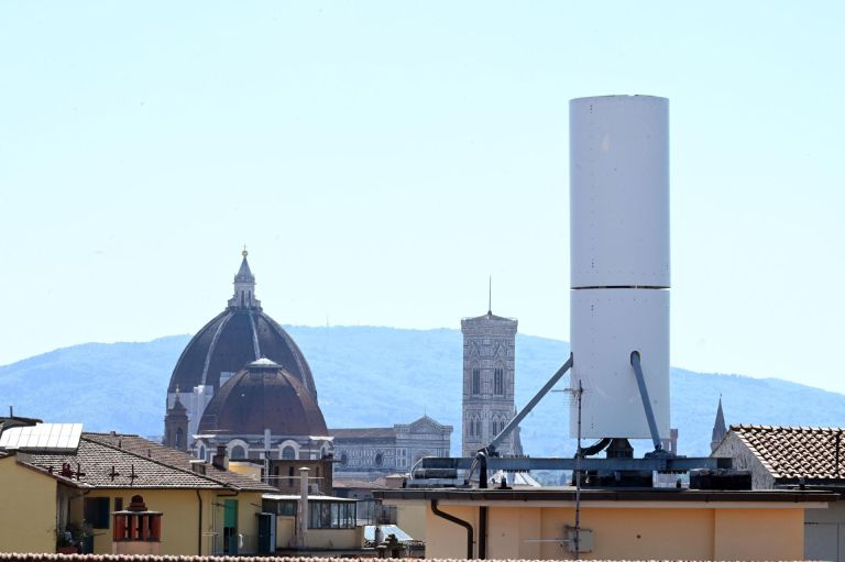 Camera con vista … antenna. Times di Londra ironizza su ripetitore che oscura la Cupola