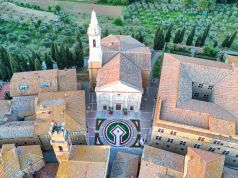 Pienza e i fiori. In Val d’Orcia sboccia la primavera con il giardino di Piazza Pio II dedicato ai 30 anni UNESCO