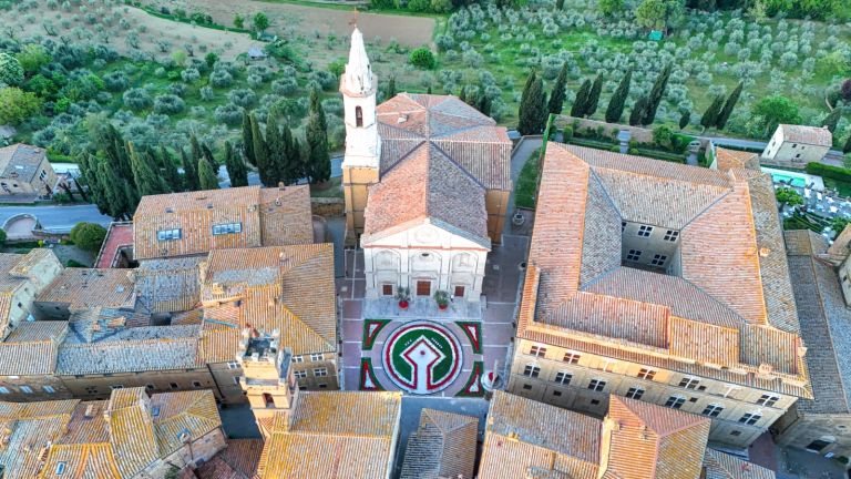 Pienza e i fiori. In Val d’Orcia sboccia la primavera con il giardino di Piazza Pio II dedicato ai 30 anni UNESCO
